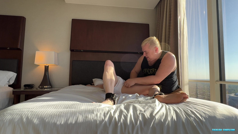 Ticklish Chubs: Atlanta : Sparki se fait chatouiller au 63e étage