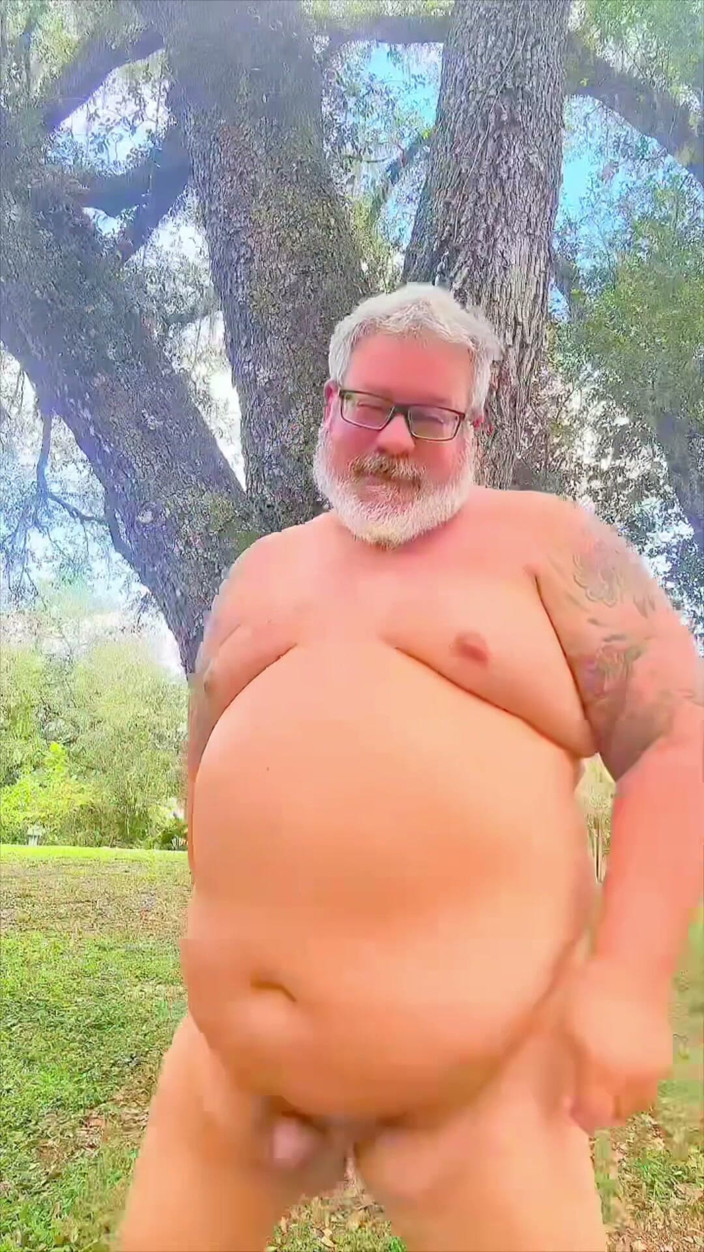 Hand-Free-Daddy-Chub: Urso dançando nu no deserto mostrando seu buraco