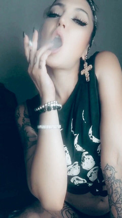 Hellizabeth Queen: Novoluní kouří