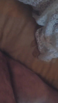 Une nouvelle MILF lèche une grosse bite et la taille dans sa chatte dans la chambre