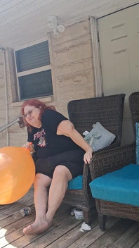 A Enfermeira Grande E Linda, Vicki, Tem Um Pedido Para Inflar Um Balão Enorme