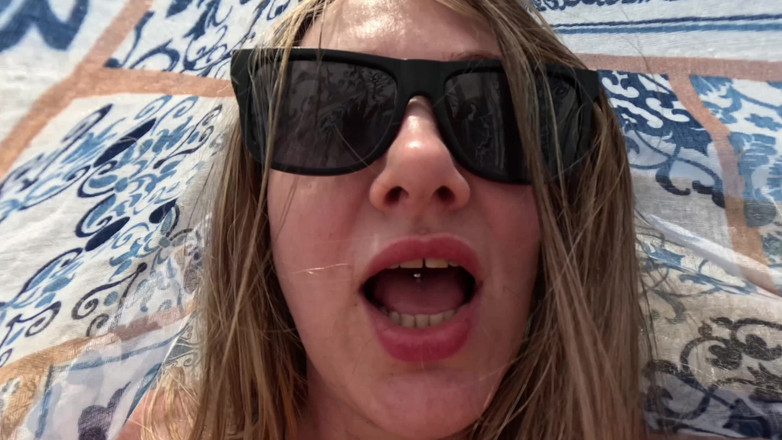 Emma Voyeur: Çıplaklar kız halka açık plajda amcığı ve göğüsleriyle oynuyor