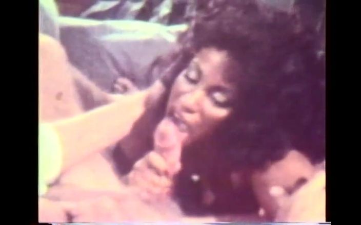 Vintage megastore: Videoclip porno american retro cu o brunetă dezlănțuită care suge...