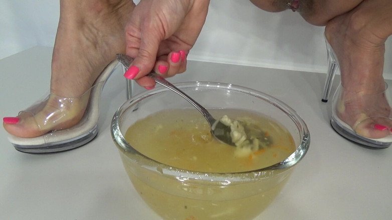 AnnaBUST: Tia Anya Faz Xixi Na Sua Sopa
