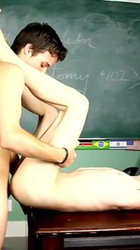 Adam, twink avide, prend la grosse bite de Krys dans la salle de classe