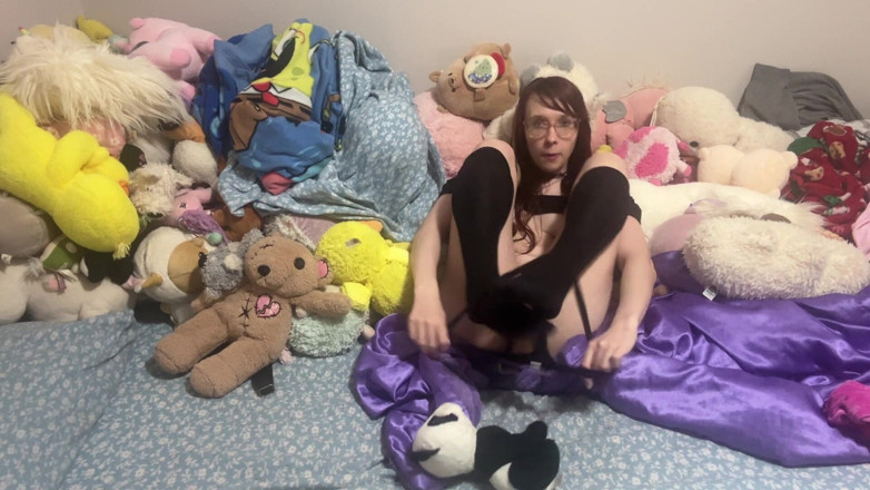 EmoDream1998: Plushie se frota el coño mojado