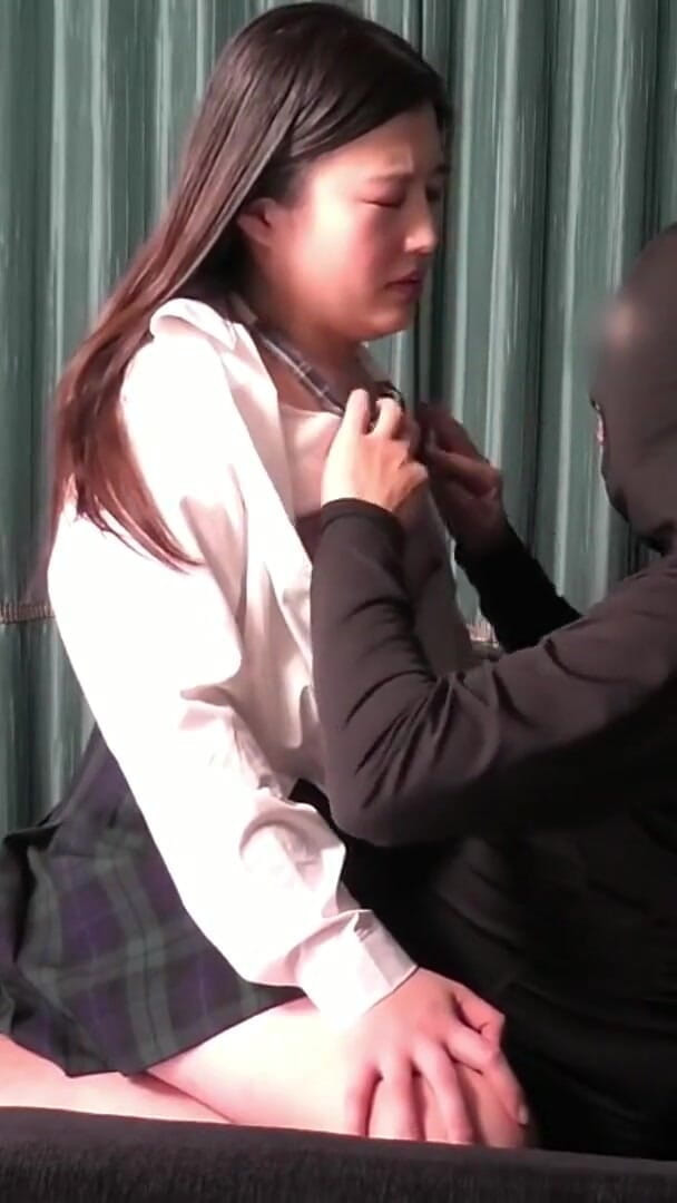 J-Girls Club: 무수정 우아함. 교복을 입은 긴 머리의 어두운 아름다움은 밀착하고 친밀한 장면에서 부드럽고 관능적인 면을 보여줍니다.