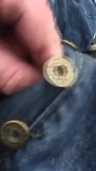 La milf mora ama succhiare il cazzo di uno sconosciuto all'aperto