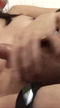Sensual asiática transsexual depois do trabalho imagina ser fodida por seu chefe