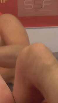 La milf bionda e la mora in un trio di resistenza