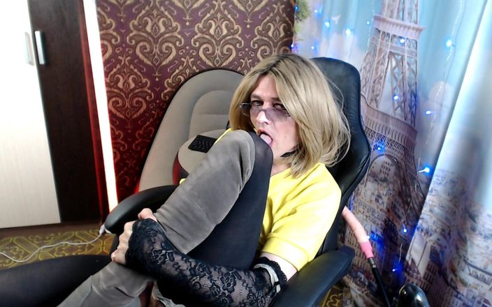 violet_bisex: काला डिल्डो चूसना