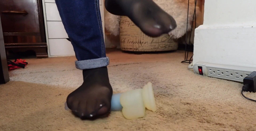 Raven Willow: 我已经得到了足够的你的无知，你完全让我发疯了，我计划把它射在你的蛋蛋和鸡巴上