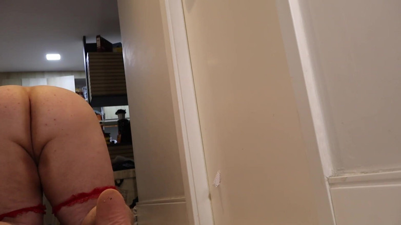 Megan Lust TS: Sexy Trans Kotě dělá nahou jógu