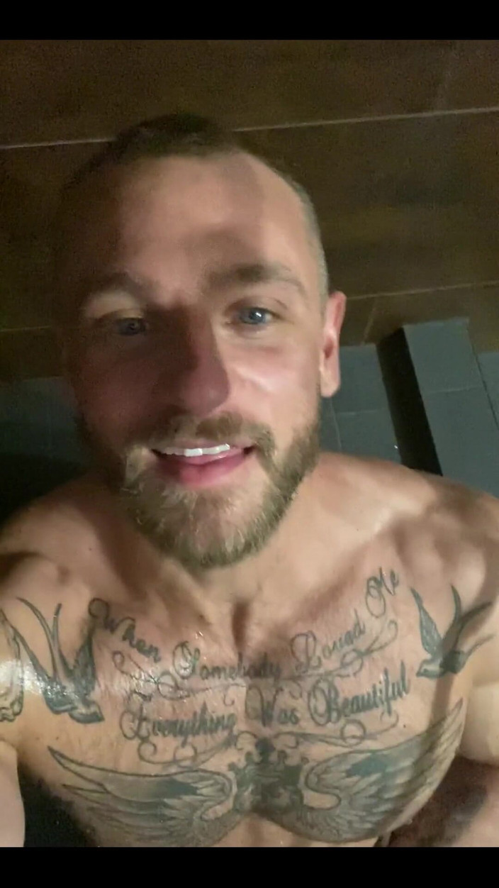 Leo Bayne: Ngentot di kamar mandi sampai muncrat