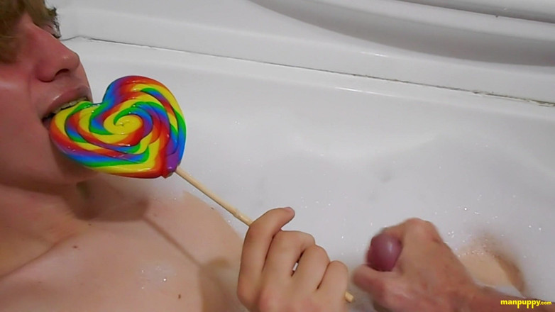 Man Puppy: Alter spielt handjob in der badewanne