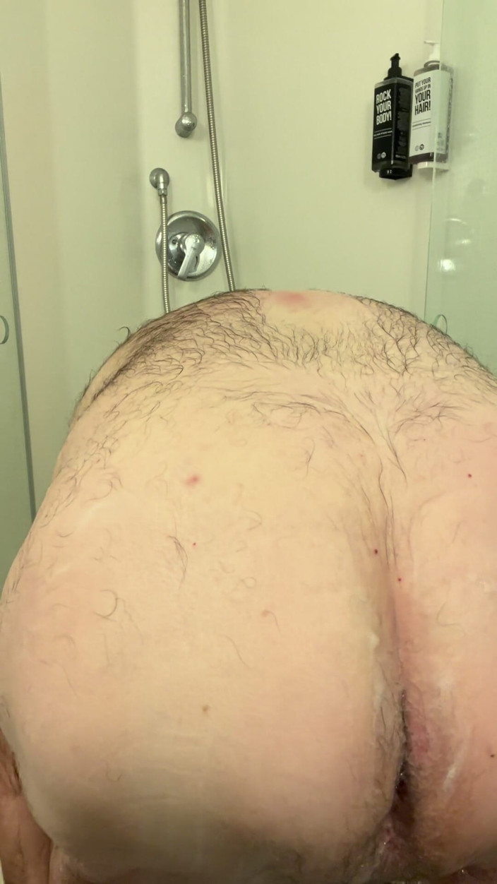 Coach Karl dude lodge: Coach Karl Soaps His Butt 7222