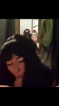 Aziatische milf neemt enorme lul