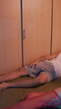 O caut pe sora mea vitregă cu prietena ei, facem sex și ea ne vede