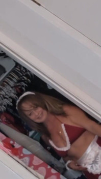 Küçük Linda yeni bir kıyafet ve yeni bir oyuncak alıyor