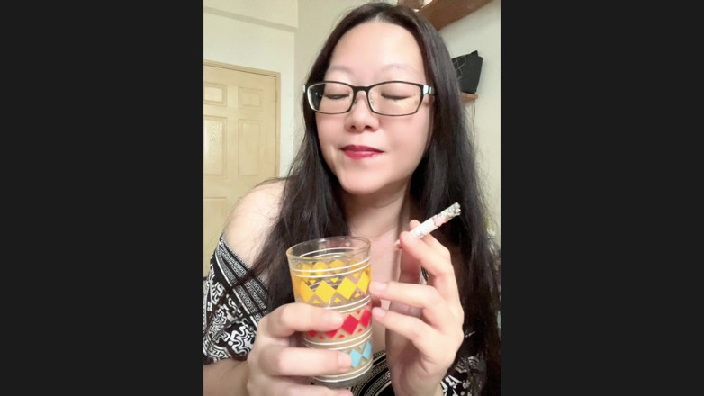 Smoking Asian: Karanlık sigara içen Asyalı: 3 sigara içiyor ve kahvede kül yutuyor