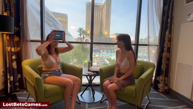 Lost Bets Games: 淫荡的Charades和Sage和alisha