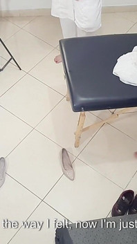 Un medico che esegue un esame della prostata finisce per infilare uno strap-on nel culo del paziente.