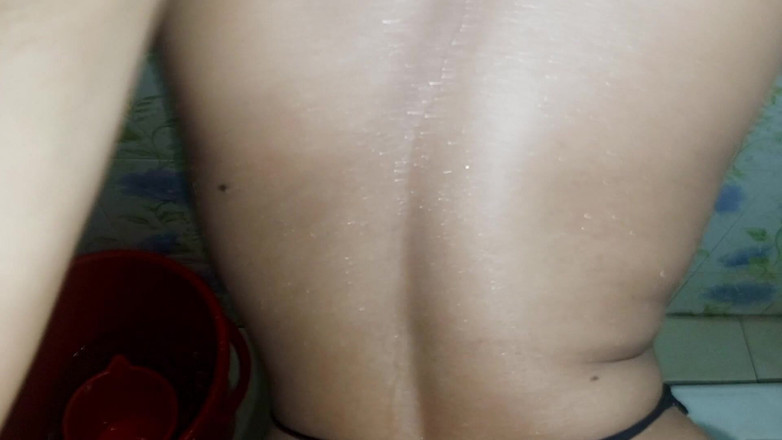 Shahinbd: भारतीय देसी लड़की बाथरूम में शॉवर ले रही है जब उसका सौतेला भाई बाथरूम में प्रवेश करता है और उसकी गांड चोदना शुरू कर देता है