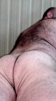 Bullmusclejoe показывает его арабскую темно-коричневую задницу трещину