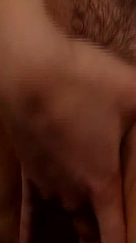 Blondes schätzchen nimmt schwanz tief in den hals, während sie bis zum orgasmus gefingert wird