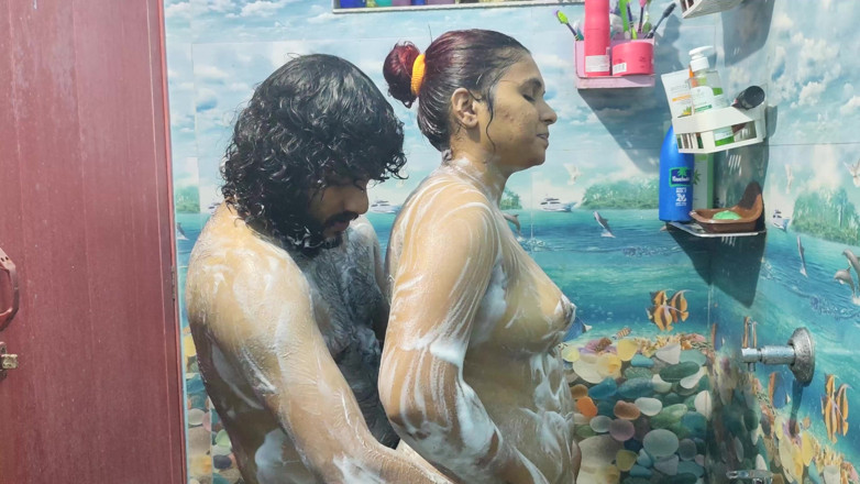 Vaigavarun45: Romance dans le bain avec branlette et caresse du pénis...