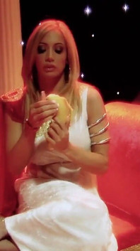 Klub seksu grupowego z Carly Parker i Lexxi Tyler wraz z przyjaciółmi z ogolonymi cipkami pieprzą wiele kogutów w tyłkach