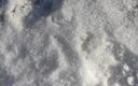 Idmir Sugary: 近距离射在雪地上，并在雪地里展示精液