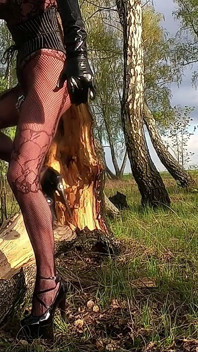 Sissy stacy lagi asik mainin dildo ukuran raksasa di luar ruangan