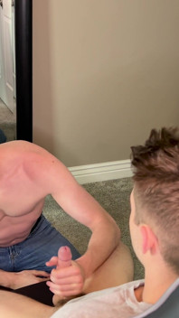 Mon demi-frère me suce la bite et avale ma dose