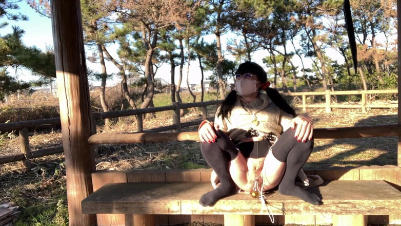 megu2002: 自主トレーニング　no82　有料道路脇でタックおまんこおっぴろげ