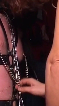 Připoutaná MILF přetéká z intenzivní hry s hračkami pána