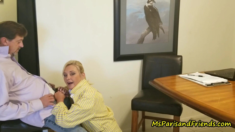 Ms Paris and Friends: Mevrouw Paris beloont haar topverkoper