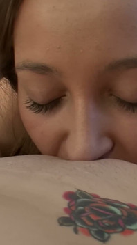Remaja panas dalam sesi lesbian seksi