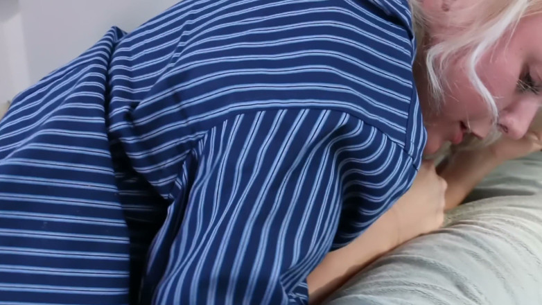 Lesbian Love Movies: Chiloți albi în patru la corp - brunetă își linge blonda platină din...
