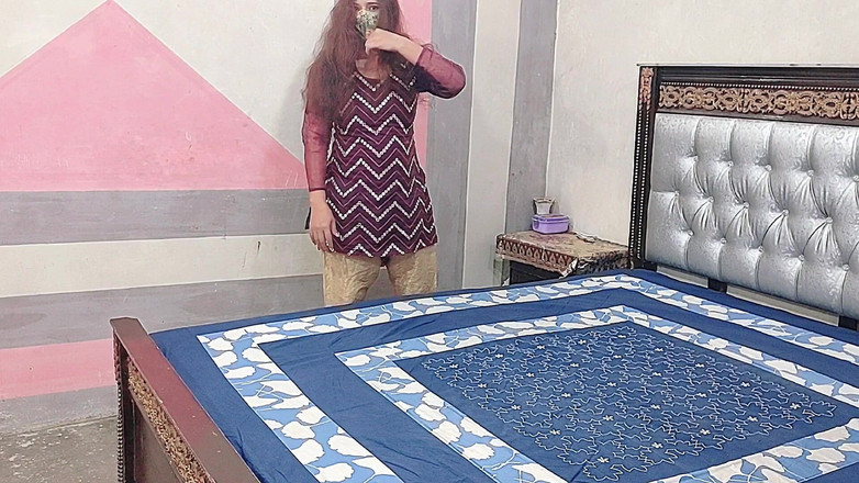 Pakistani CoupleX: Bhabhi membersihkan bilik, abang tiri mertua membuatkannya pembantu rumah baru...