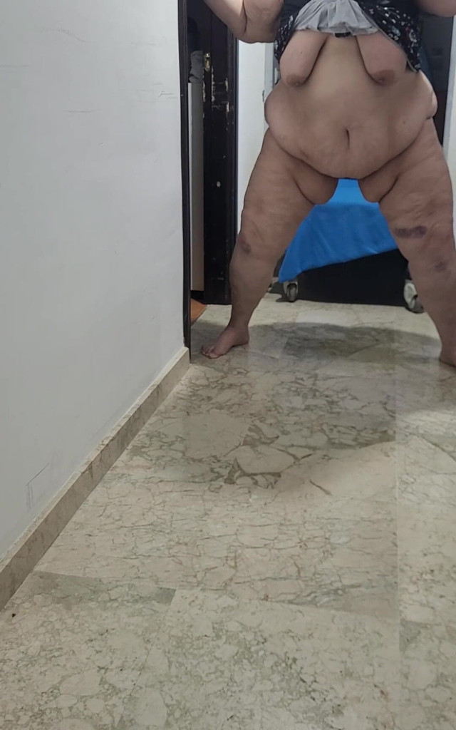 Vicious Pissing Coolmarina Is so Horny That After Mopping up Her Pee, She Puts the Mop Stick in It