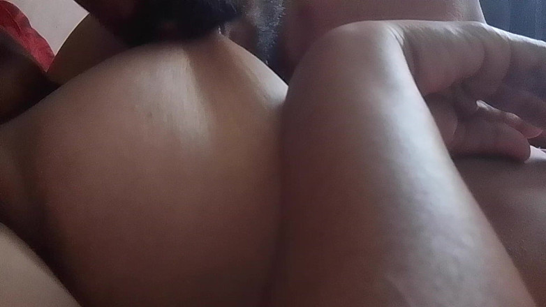 LEGSCOUPLE12: Il seno della casalinga malayali viene massaggiato da suo marito...