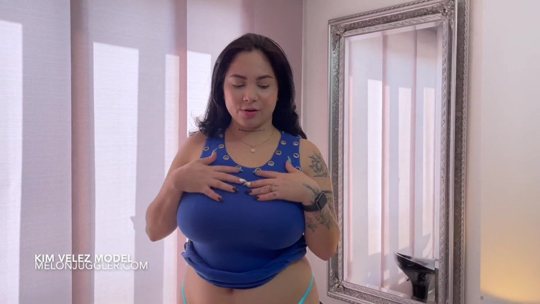 Melon Juggler: Latina mit dicken möpsen, kim Velez modell für einen tag