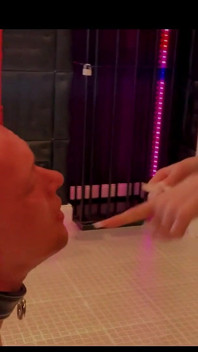 Miss Alessa Milano alimentando a mi perra mariquita usando condones