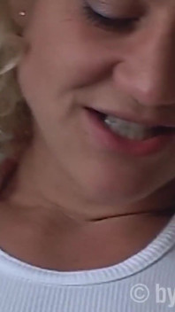 La MILF amateur Anastasia fait du sexe hardcore en solo.