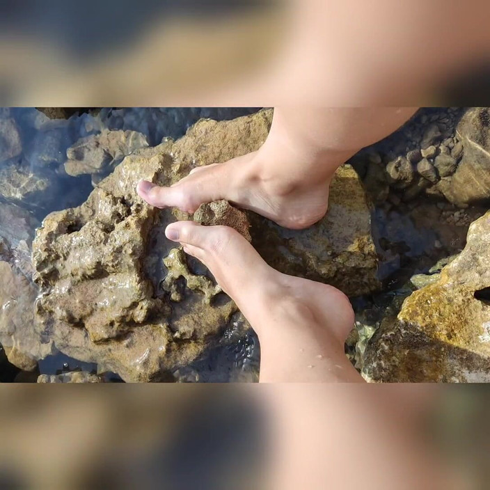 Hairy couple: Footjob trên biển