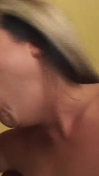 Blonde babe wordt door Derrick Pierce in haar poesje geneukt