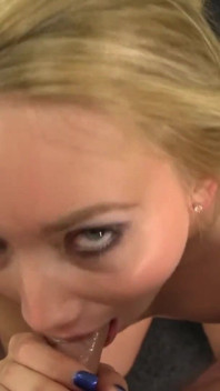 Aj Applegate se masturba e tem surpresa por pau enorme na buceta dela