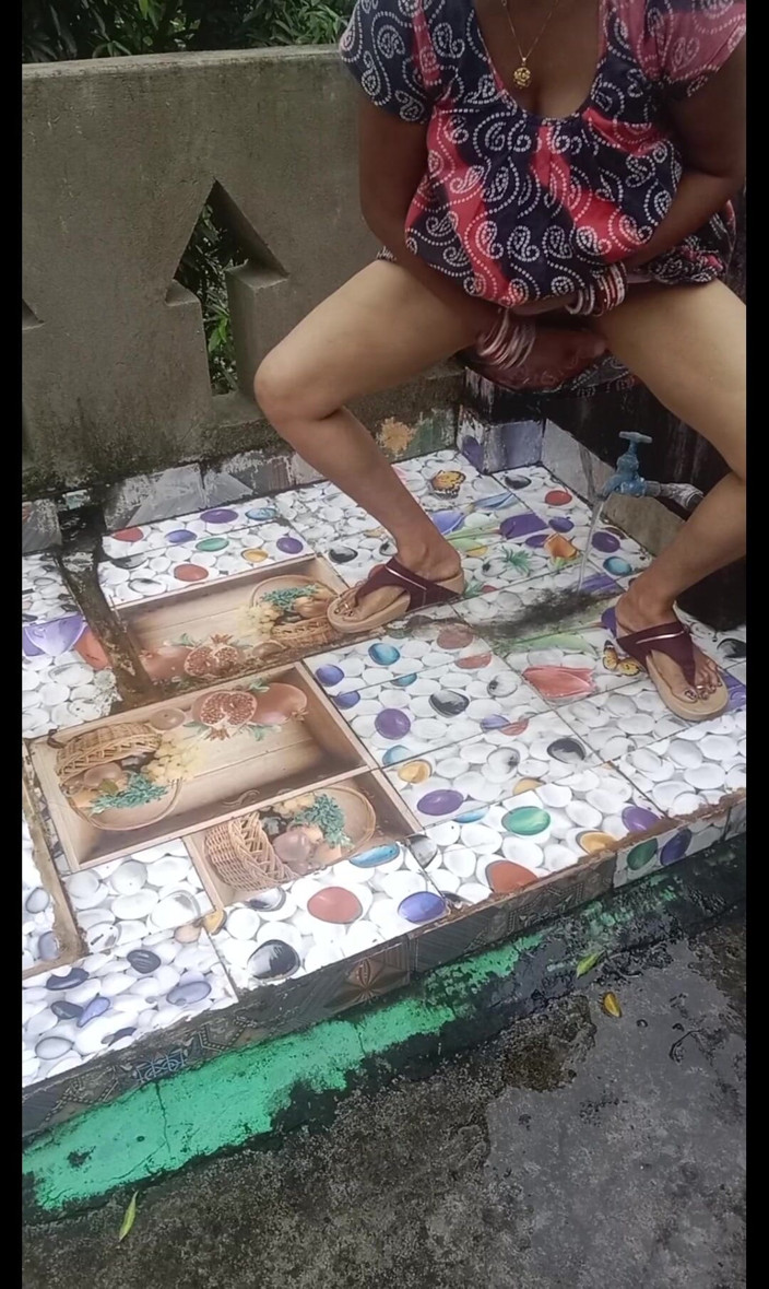 Real Couple 203: India meando al aire libre mostrando coño, culo, tetas