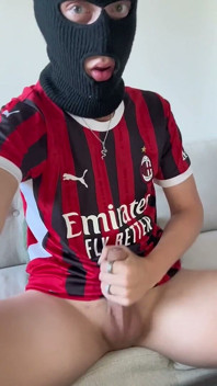 Fratele excitat al lui Ac Milan Fotbalist împușcă încărcătura